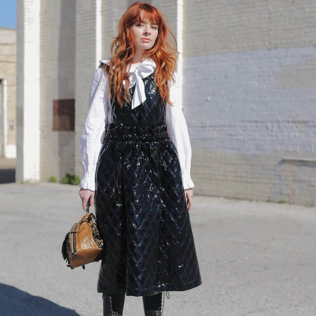 ジェーン・アルドリッジのインスタグラム：「Who knew a plastic puffy apron dress was exactly what I needed in my life? This by @noirkeininomiya might be my new uniform. I love everything Noir Kei and this is the first piece I own, so it is very special to me! 🥰 my mom and my sister got this dress too. Should we take a weird family photo 😂 more photos on the blog.」