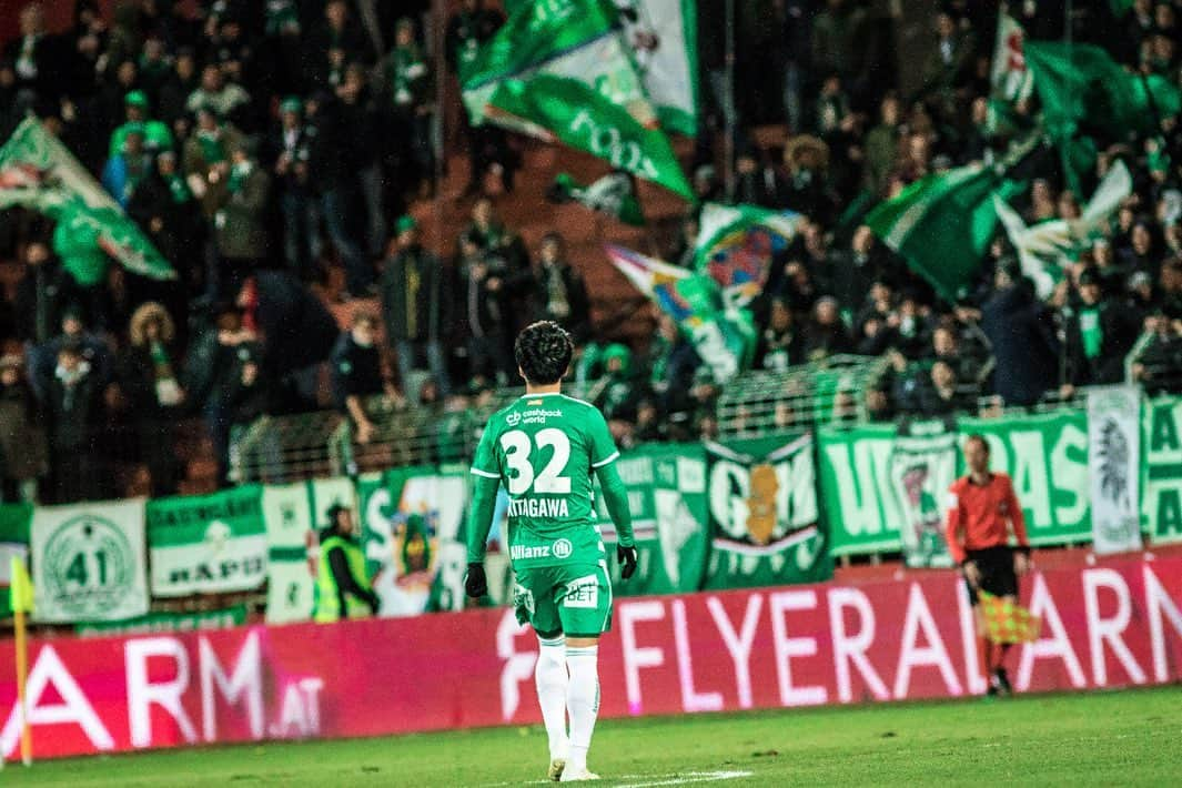 北川航也のインスタグラム：「2019→2020🇯🇵👍🔥 @red_ring_shots . #skrapidwien #rapidwien  #北川航也」