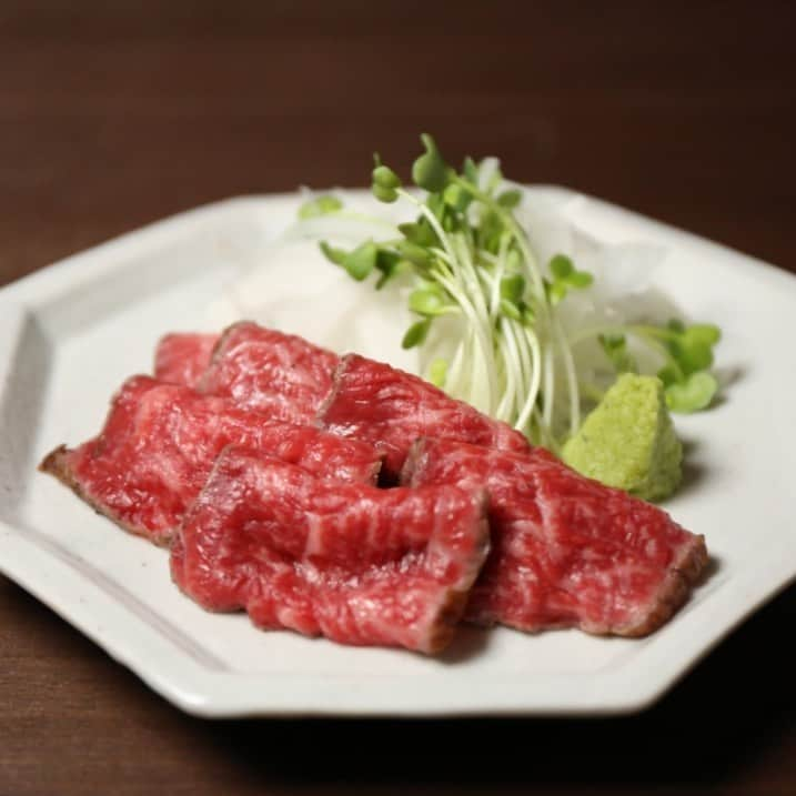 東 洋一郎のインスタグラム：「📍八尾【焼肉あんど】 2019年12月21日オープンのこちら💁‍♂️アラカルトも豊富に12時以降も空いてるのもありがたいですね🙆‍♂️ おススメは【創作コース】🥩 肉のくまさんや名物和牛丼などサイドメニューにも大注目👀 ﻿@higashi_yoichiro ﻿ #偏食カメラマン  #Google認定フォトグラファー  #360度カメラ  #料理写真  #osaka  #food  #foodstagram  #gourmetfood  #gourmet  #gourmetartistry  #大阪  #グルメ  #大阪グルメ  #美味しくないわけがない #osmopocket #mavic2pro #焼肉あんど #焼肉らんど #八尾グルメ #八尾焼き肉  #大阪焼き肉  #肉のくまさん」