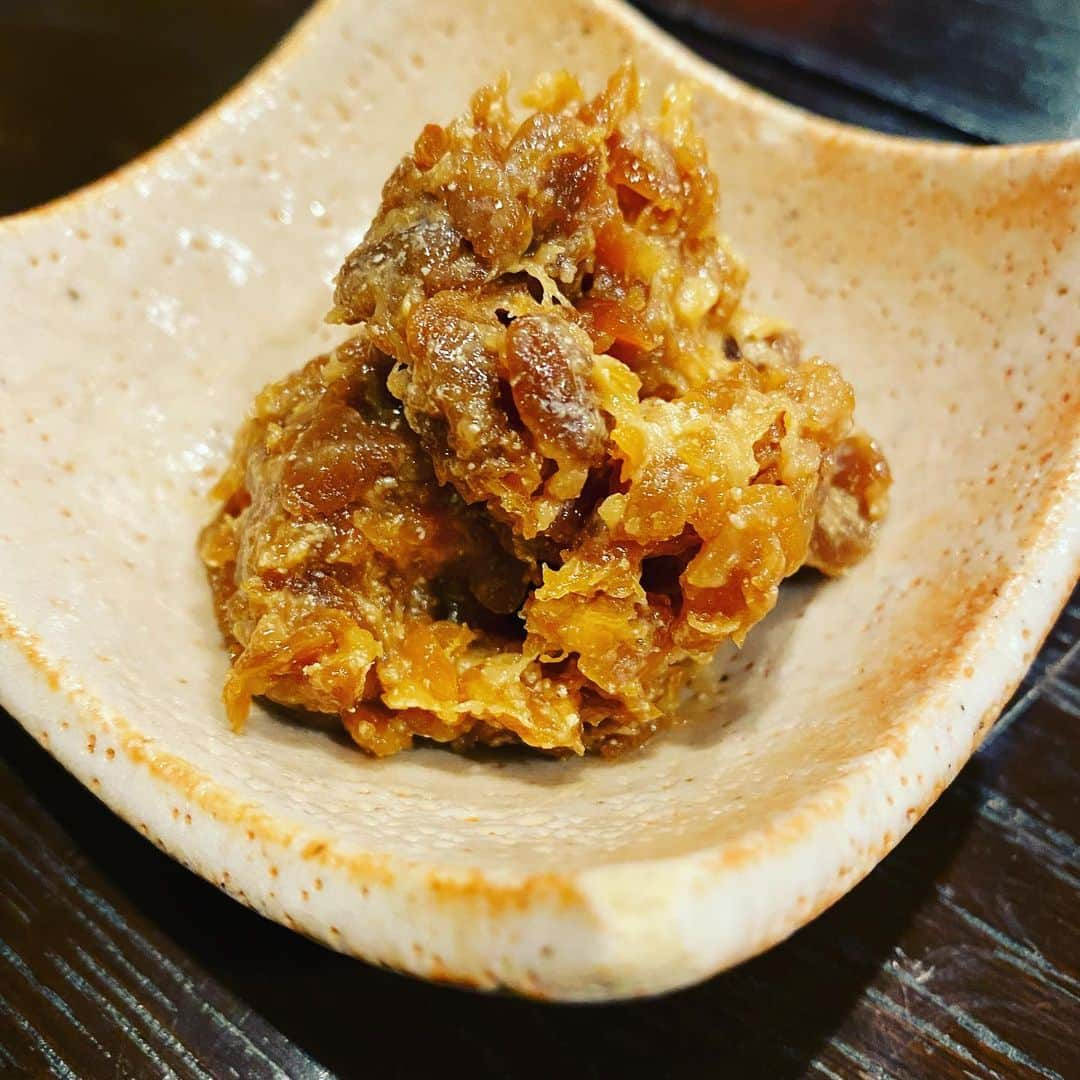 ゆうへいさんのインスタグラム写真 - (ゆうへいInstagram)「美味すぎて美味しすぎて呑ませてくる地元のダルい先輩みたいな顔になってしまった。しかし本当に美味しすぎた。流石簡単には豚しゃぶとは読ませていただけないだけある。(5枚目)あても勿論旨し。(納豆の塩辛、厚揚げ｟後方に薬味｠、畳鰯)。今日の戦利品はバルサのレガース。ボトルの名前はみんなサッカー経験者やからロナウド®︎ 呑まないでね！  ご馳走様でした！！！ 宜しくお願い致します。  #四谷  今日は四谷を知った。  #」1月9日 0時41分 - tachianija