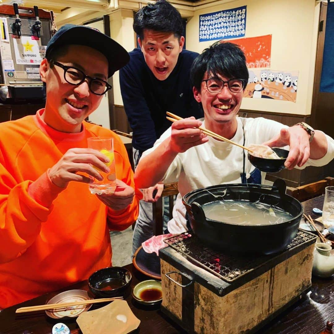 ゆうへいさんのインスタグラム写真 - (ゆうへいInstagram)「美味すぎて美味しすぎて呑ませてくる地元のダルい先輩みたいな顔になってしまった。しかし本当に美味しすぎた。流石簡単には豚しゃぶとは読ませていただけないだけある。(5枚目)あても勿論旨し。(納豆の塩辛、厚揚げ｟後方に薬味｠、畳鰯)。今日の戦利品はバルサのレガース。ボトルの名前はみんなサッカー経験者やからロナウド®︎ 呑まないでね！  ご馳走様でした！！！ 宜しくお願い致します。  #四谷  今日は四谷を知った。  #」1月9日 0時41分 - tachianija