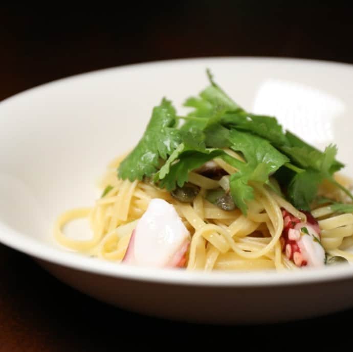 東 洋一郎のインスタグラム：「📍新福島「Oshima」 2019年12月19日 満を辞してのオープンはこちら💁‍♂薪焼きをベースとしたイタリアン。抜群の内装に加えて創作性のある料理の数々^_^ 今後も楽しみです🙆‍♂ ・﻿ ・﻿ @higashi_yoichiro ﻿ #偏食カメラマン  #Google認定フォトグラファー  #360度カメラ  #料理写真  #osaka  #food  #foodstagram  #gourmetfood  #gourmet  #gourmetartistry  #大阪  #グルメ  #大阪グルメ  #美味しくないわけがない #osmopocket #mavic2pro #ニューオープン #オオシマ #oshima #大阪イタリアン #福島グルメ」