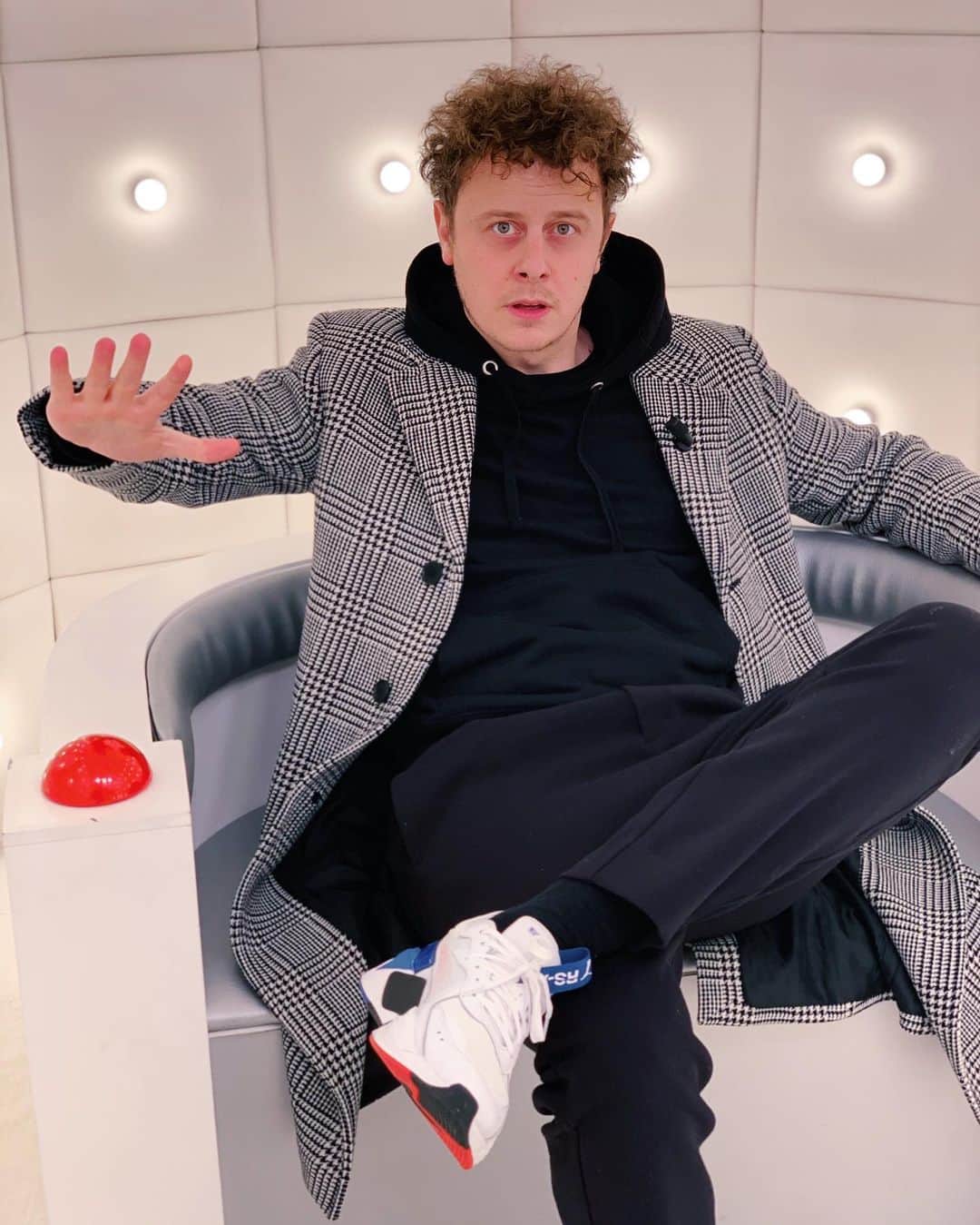 Norman Thavaudのインスタグラム：「J’appuie sur le bouton ou pas ?」