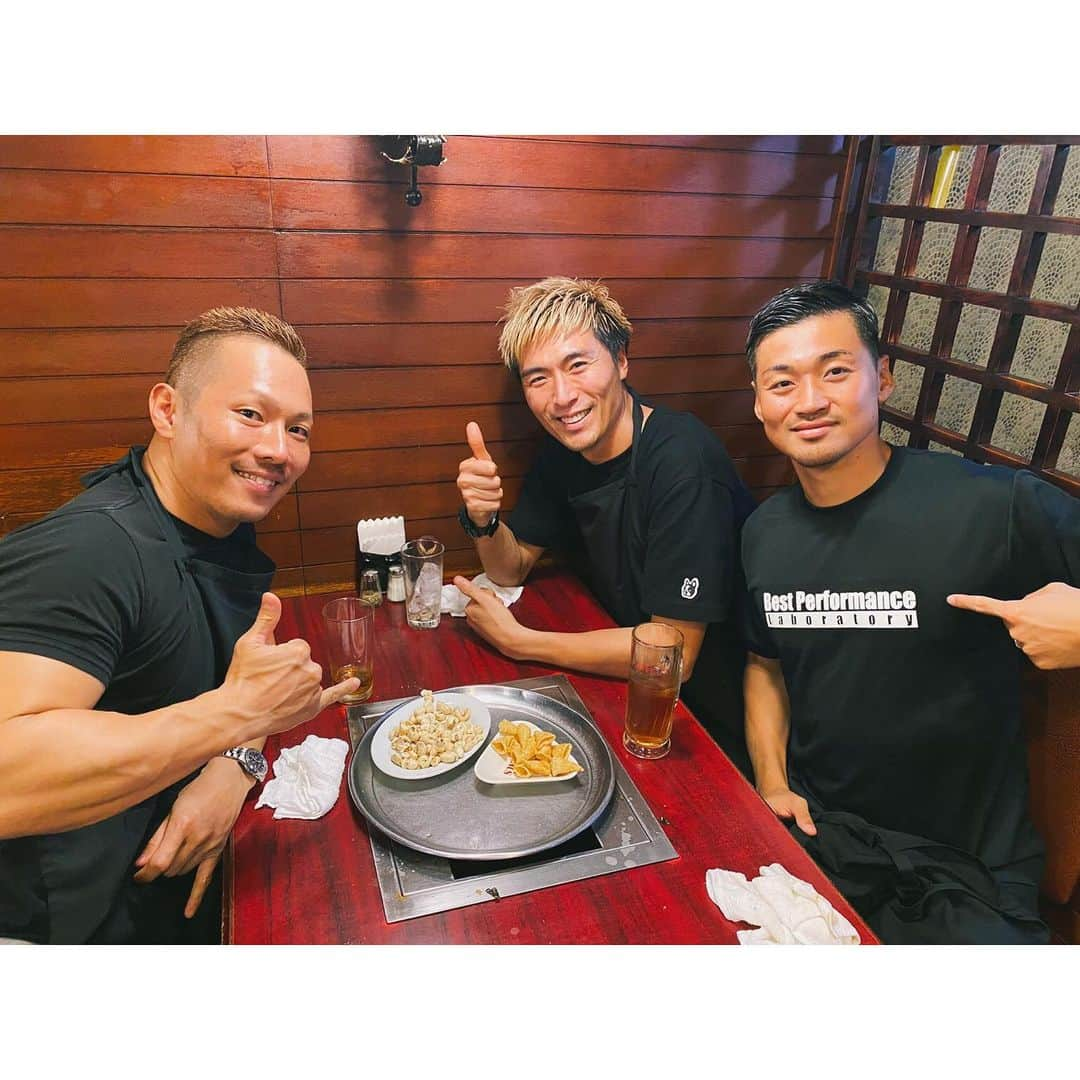 北野貴之さんのインスタグラム写真 - (北野貴之Instagram)「新年会。 この前逢ったのは、この場所で1年前だったのに。 1年振りでも、全く違和感なく、熱いハグだったり、熱い握手だったり、笑い、やっぱり熱い話しだったり、なんなんだろう！ この最高の時間。幸せな時間。 我が愛するトレーナー。桂良太郎さん 大好きな熱弟。ルイスこと千葉和彦。  #渋谷#焼肉#名店」1月9日 0時48分 - takashi_kitano