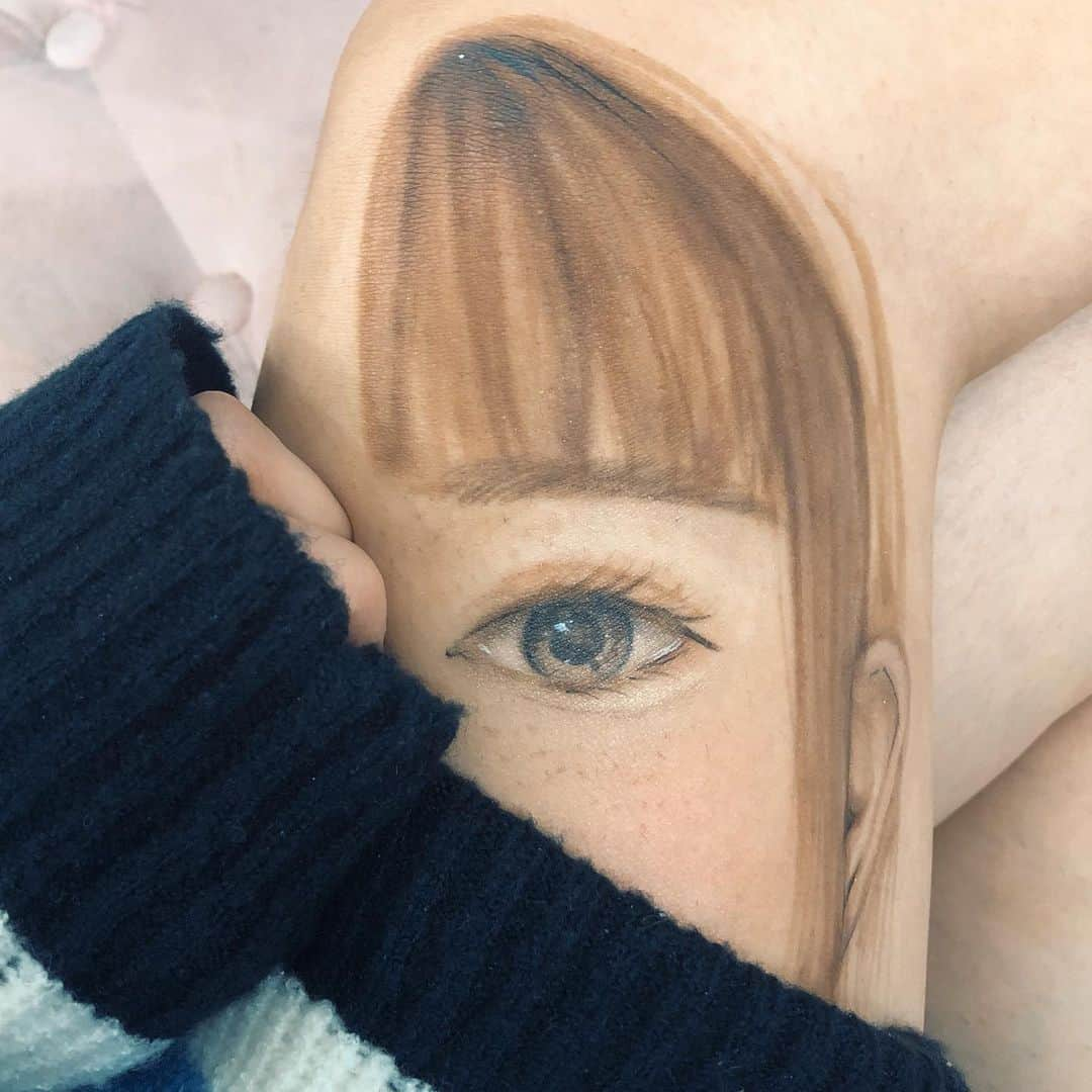 みのりんさんのインスタグラム写真 - (みのりんInstagram)「Playing with my new Tati beauty palette on my leg!! メイクで足にお絵描きしてみたよ🤭  #makeup #drawing #art #instaart #tatibeauty #glamlifeguru #beauty #アート #お絵描き #描いてみた #メイク #コスメ」1月9日 0時51分 - minicuteclub