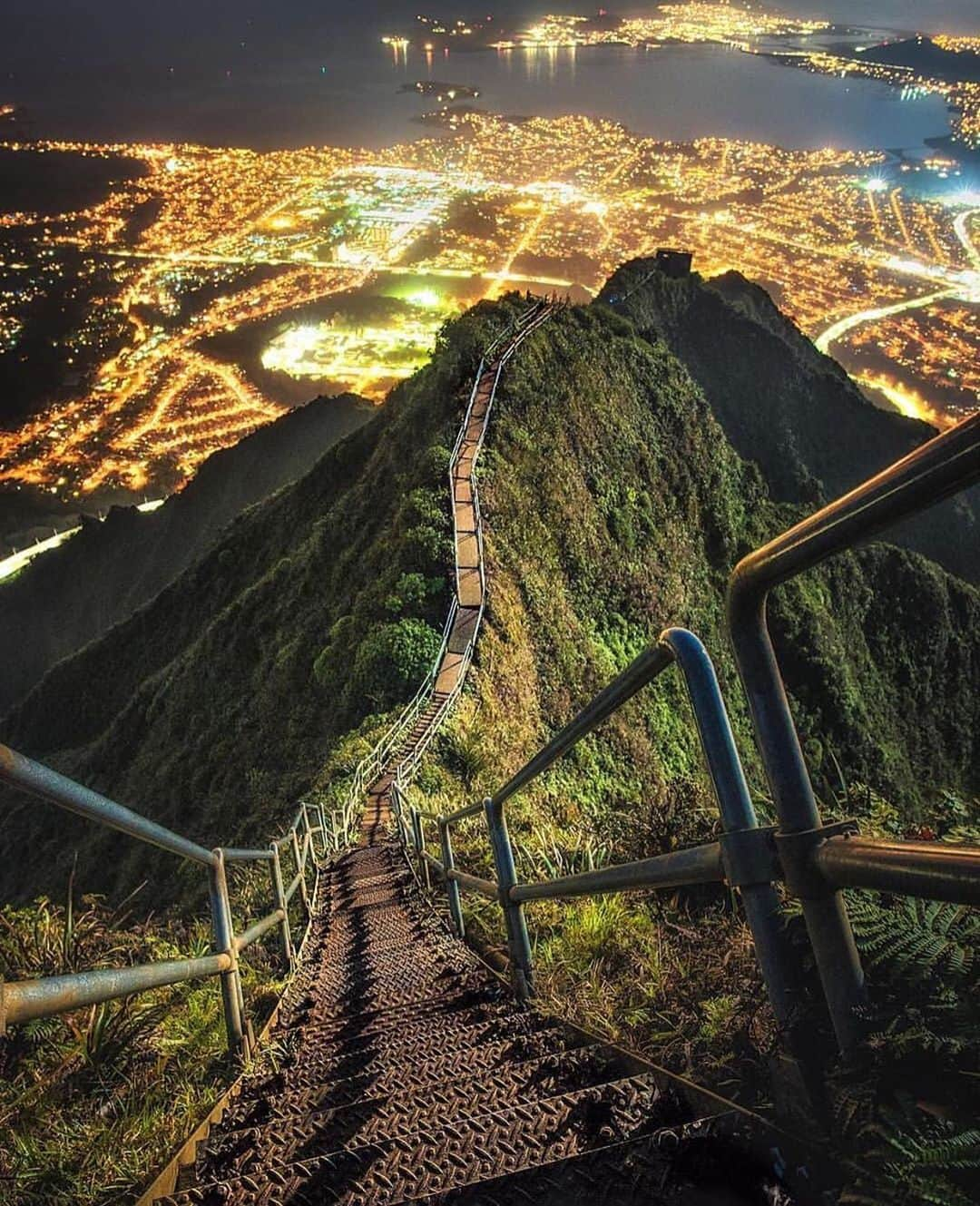 Earth Picsさんのインスタグラム写真 - (Earth PicsInstagram)「Stairway to heaven (Haiku Stairs), Oahu - Hawaii  By @surrealshotz」1月9日 1時16分 - earthpix