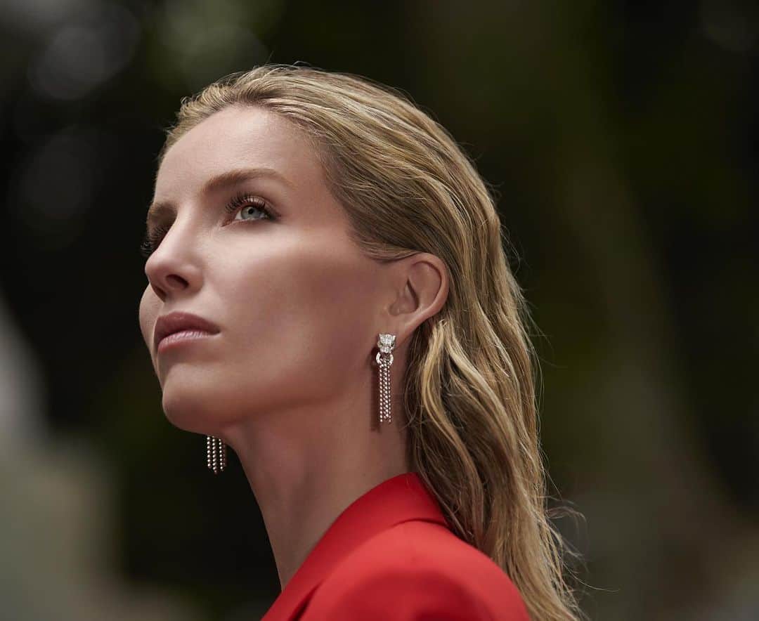 アナベル・ウォーリスのインスタグラム：「New Panthere de Cartier  A bit of history... Jeanne Toussaint, Cartier's Artistic Director of Jewellery, is remembered as a visionary with great taste and character. She was both the muse and the driving force of Cartier style in the 20th century. She was also nicknamed Panthere.  Jeanne Toussaint’s Panthère became the signature for a generation of bold women who saw themselves reflected in her; first and foremost among them were the duchess of Windsor, Daisy Fellowes, and María Félix  Thank you」