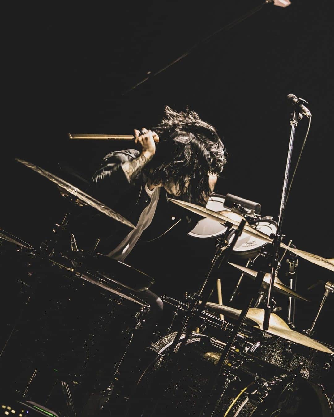 Katsuma さんのインスタグラム写真 - (Katsuma Instagram)「休むってのも大事なんだな。 なんか身体の変な癖とか歪みが一旦ニュートラルに戻ってむしろドラムがいい感じになった気さえする🥁  #気のせいの可能性大  photo by @nekoze_photo」1月9日 1時33分 - katsuma_drums