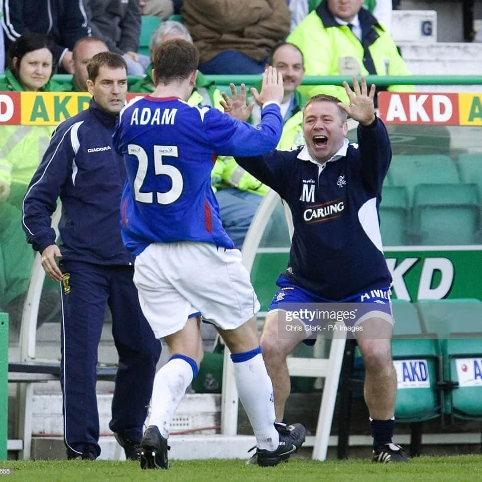 チャーリー・アダムのインスタグラム：「He’s here super @allymccoist9 is on Instagram 👍」