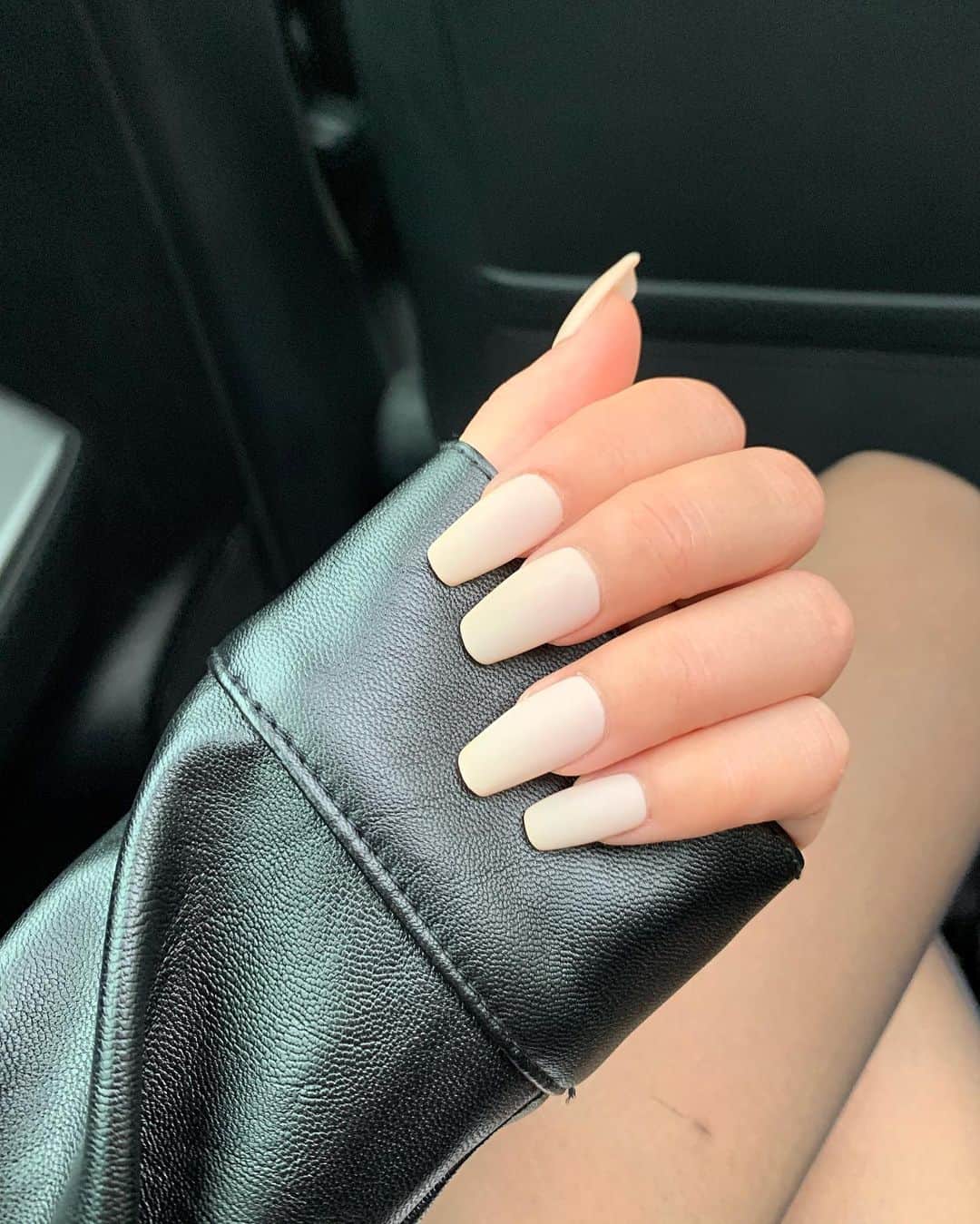 sananasのインスタグラム：「New year new ̶m̶e̶ ̶ nails 😌😜Comment s’est passée votre journée ? C’est moi où les jours passent beaucoup trop vite depuis la rentrée 😥😅L’impression de courir ! Mais de belles choses arrivent mes ananas, vous me boostez tous les jours 💪🏻Pour ceux qui ne l’ont pas vu j’ai posté ma vidéo FAVORIS BEST OF 2019 ! ✨Go sur ma chaîne 💚 Nails by @adrienne.manucurist😍On les a raccourci (si si je vous jure !) parce que je galérais à taper sur mon clavier d’ordi sans toucher la lettre d’à côté 🤬😂」