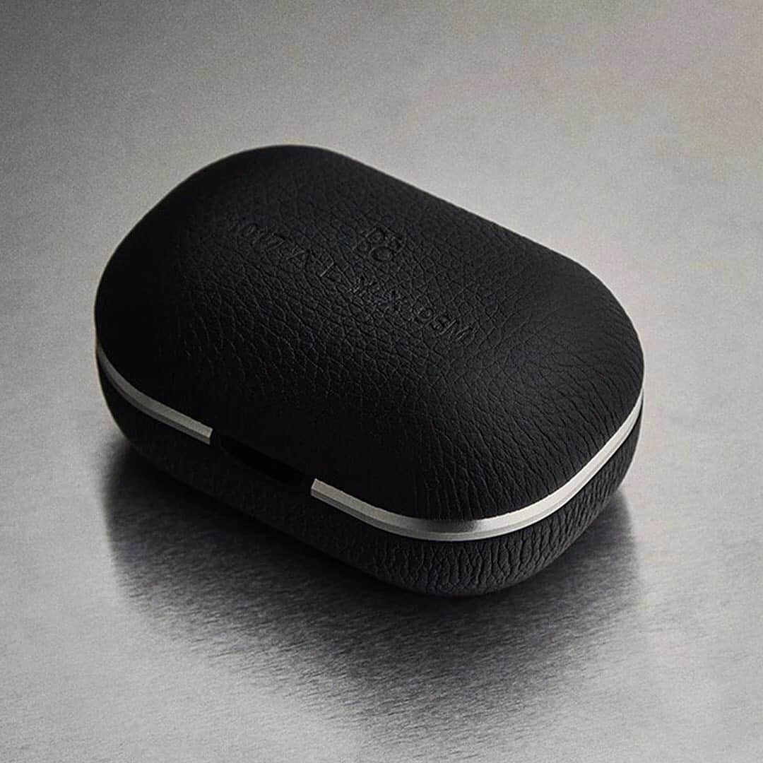 HYPEBEASTさんのインスタグラム写真 - (HYPEBEASTInstagram)「#hypebeasttech: @alyxstudio partners with @bangolufsen for a new take on its wireless Beoplay E8 2.0 earphones. The new collaboration mixes the Danish audio specialist’s technology — including wireless listening and charging — with Matthew M. Williams’ industrial-inspired designs.⁠⠀ You can register now for your chance to win a pair from the END. web store ahead of the January 16 release.⁠⠀ Photo: END.」1月9日 2時25分 - hypebeast