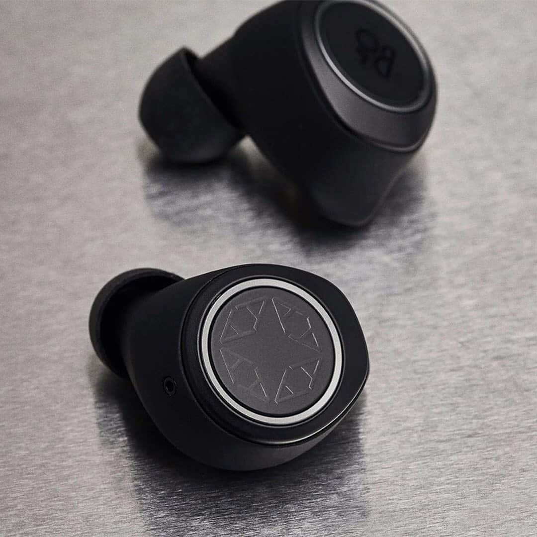 HYPEBEASTさんのインスタグラム写真 - (HYPEBEASTInstagram)「#hypebeasttech: @alyxstudio partners with @bangolufsen for a new take on its wireless Beoplay E8 2.0 earphones. The new collaboration mixes the Danish audio specialist’s technology — including wireless listening and charging — with Matthew M. Williams’ industrial-inspired designs.⁠⠀ You can register now for your chance to win a pair from the END. web store ahead of the January 16 release.⁠⠀ Photo: END.」1月9日 2時25分 - hypebeast