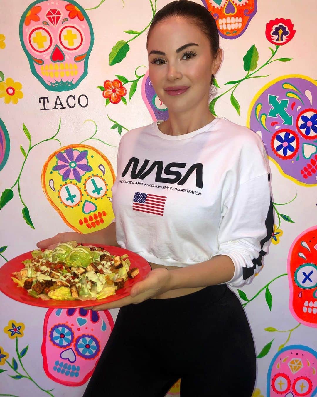ジェイド・ニコルのインスタグラム：「Happy Veganuary you guys!! It’s never too late to join us!! @sugartaco has even launched our very first salad to help kick off your 2020 right!! Packed with so much goodness!! It will only be available until the end of January so make sure you get into @sugartaco today! #takethepledge #veganuary #2020 #resolutions #plantlife #veganuary2020 #savetheplanet」