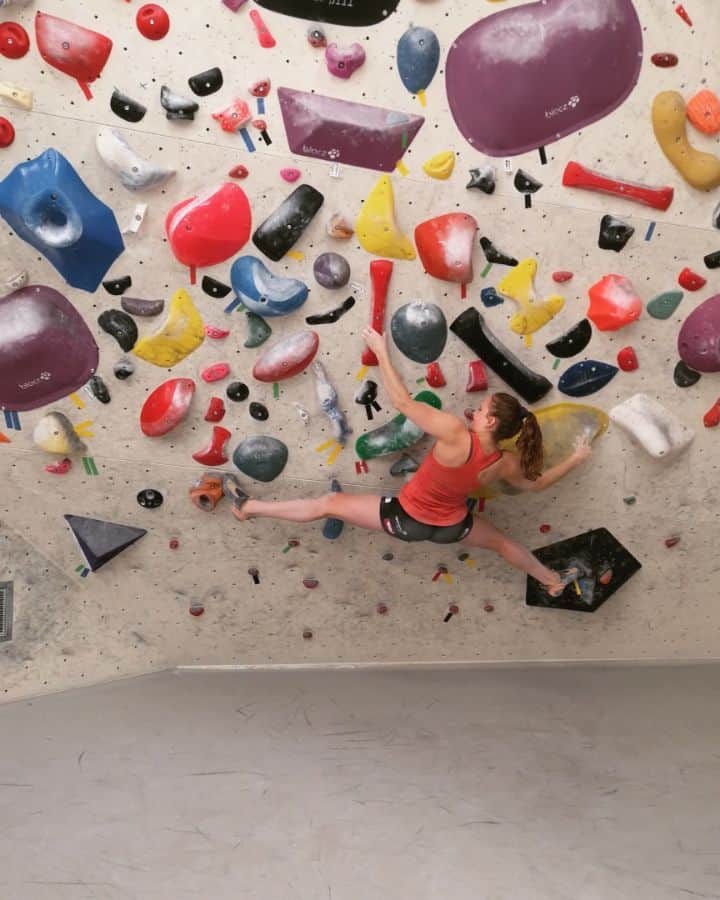 ハンナ・シューベルトのインスタグラム：「Flexibility can be helpful sometimes😌😄💪 🎥: @romankrajnik at a training a few months ago🙈」