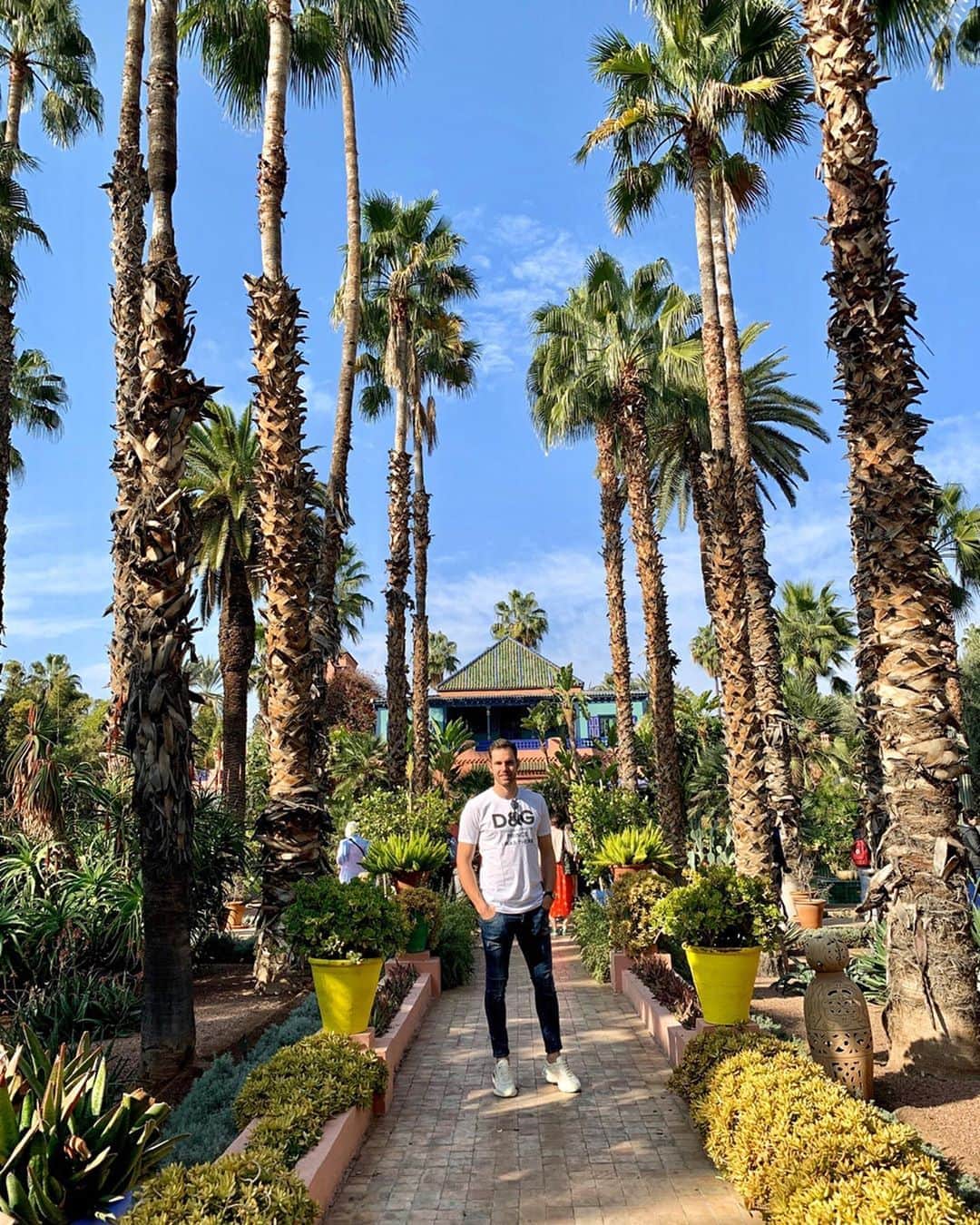 ヘスス・フェルナンデス・コラードのインスタグラム：「🌵👔🌴👗🌵 #lejardinmajorelle#beautiful#yvessaintlaurent#marrakech#fashion#picoftheday#instamood#lifestyle#holiday#instagood」