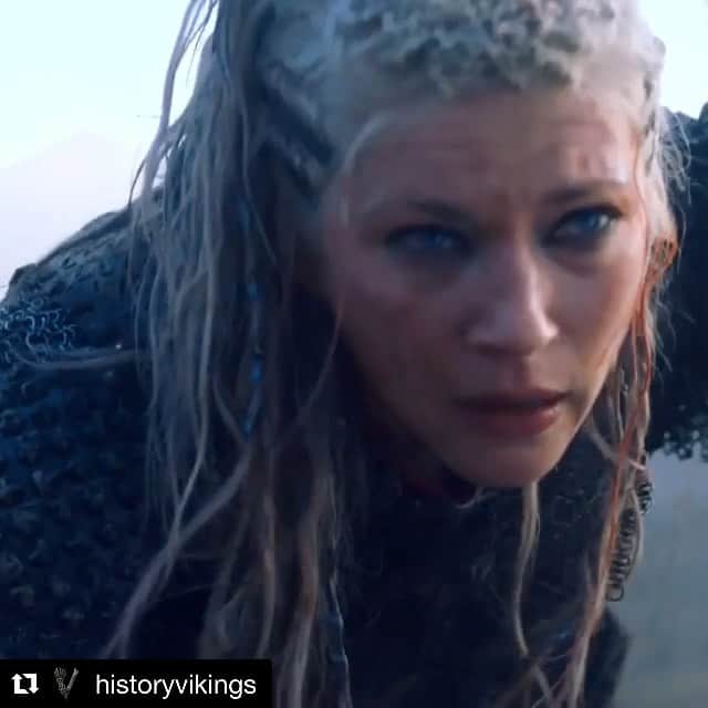 キャサリン・ウィニックのインスタグラム：「Tonight. Who’s ready for it? #Vikings」