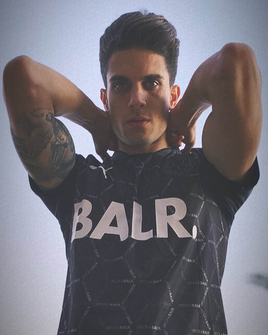 マルク・バルトラのインスタグラム：「Wonderful fusion. 🤙🏼💪🏼 #WorkOut 🔥💥 @balr @pumafootball」
