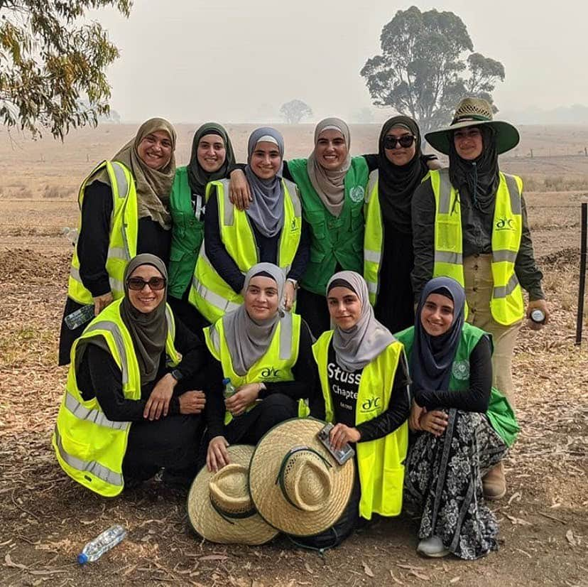 ミシェル・モナハンさんのインスタグラム写真 - (ミシェル・モナハンInstagram)「I am in awe of these women from the @australianislamiccentre who filled not one but FIVE trucks with food and supplies and drove 4 hours to feed and provide relief and comfort to victims of the Australian bush fires. Upon arriving at the site, they cooked breakfast for 150 firefighters. My heart is breaking for the devastation caused by these fires, but seeing these women care for those around them is inspiring. ❤️ Please join me and consider helping in any way you can with the link in bio. #WCW」1月9日 2時54分 - michellemonaghan