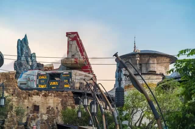 Walt Disney Worldのインスタグラム：「A glimpse at the edge of the galaxy. 🤩🌌🚀 #GalaxysEdge #WaltDisneyWorld (📷: @disneyparktography)」