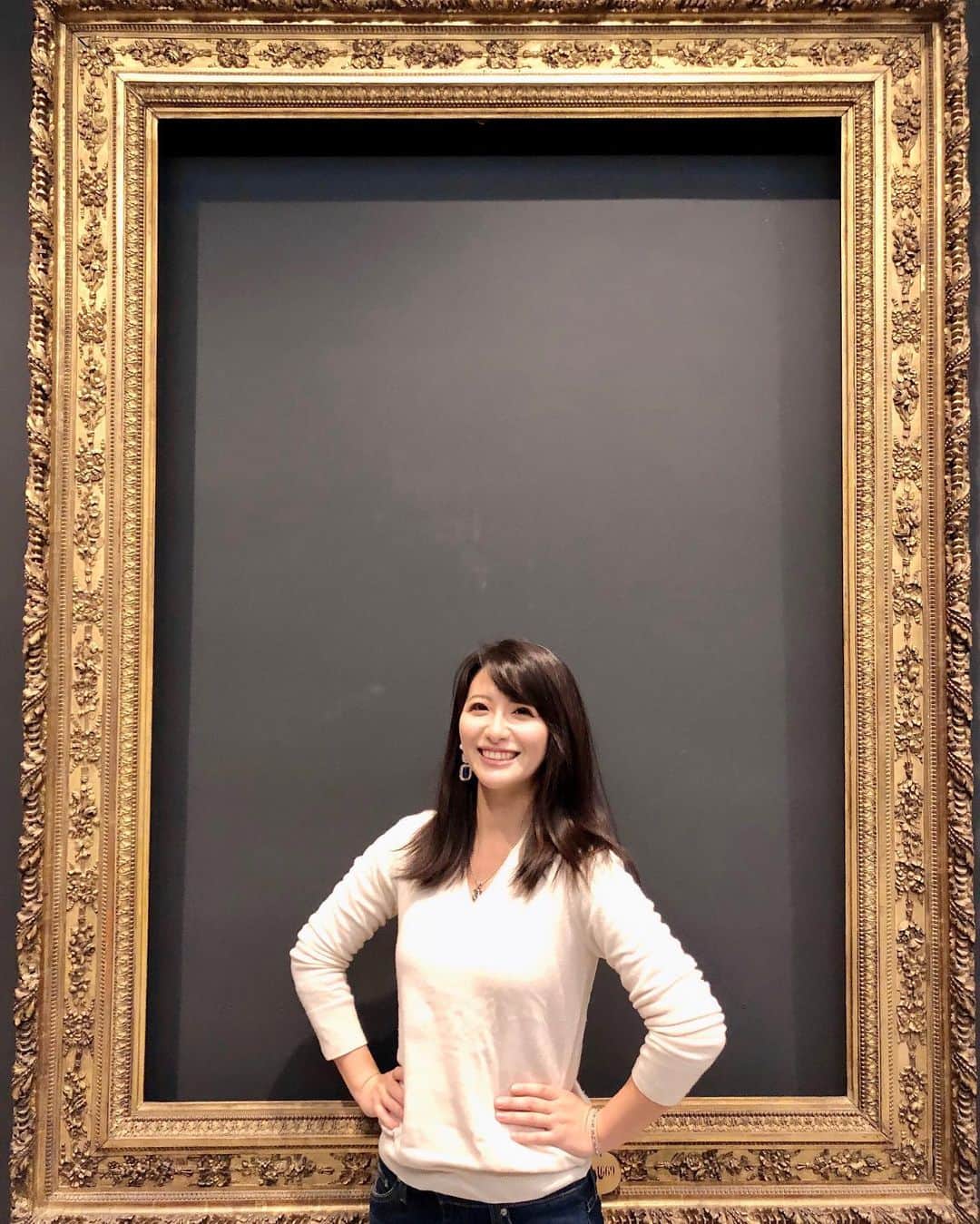 矢部あやのインスタグラム：「ルーブル美術館にフレームだけ飾られてるスペースがあって、みんな絵になりきって写真撮ってたから私も便乗してみました。 今思えばモナリザごっこすればよかったな、と思っています。 ・ #museedulouvre #ルーブル美術館」