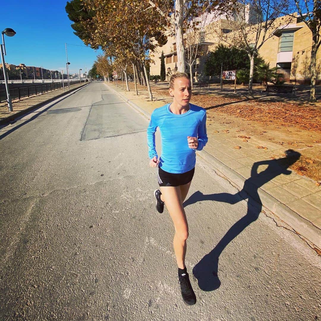 リンジー・シャープのインスタグラム：「End of 2019 was a bit gloomy but things are starting to brighten up 🙂☀️🐢 #witnesstheunfitness」