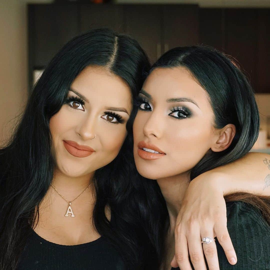 ゼリカ・シルバーのインスタグラム：「Happy Birthday to my big sister @mua_passion you are one of my best friends, an amazing mother, wife, sister, daughter. Thank you for always being so genuinely you! You are unapologetic about who you are, talented, always so calm and one of the funniest people I know. You are so full of love, optimism and warmth. I love you so much and you make me want to have kids because I look up to you and want our kids to be close lol. Words can’t explain how much I love you. Have the most beautiful day! Besos hermana 💋 wish her a happy birthday 🎂」