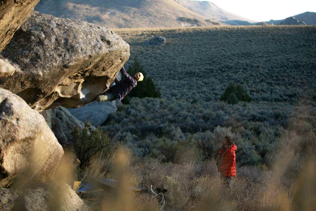 シャーロット・デュリフのインスタグラム：「When we got to Utah about a year ago, I was very psyched to be close to the outdoors and to many climbing areas. Little did I know there were a loooot more than I expected!  Here is City of Rocks, my favorite climbing area that we've checked so far (which is in Idaho, but that's close enough 😉). Thank's @levelclimbing for showing it to us 😘  Link in my bio for our @coldhousemedia vlog about City of Rocks! 📷 by @coldhousemedia, aka @joshlrsn or I  @mountainhardwear @petzl_official @eb_climbing @volxholds @luxov_connect」