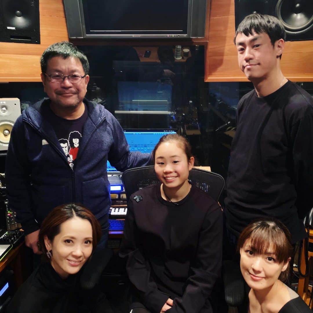 沢口千恵のインスタグラム：「体操の宮川紗江選手のゆか演技の音楽製作日でした。  音響チームのエンジニアでスタジオレダの水谷さん、マニュピュレーターの沢さん、振付の壱城あずさちゃんと6時間超えのみっちり製作！  かけがえのない時間。  紗江ちゃんや紗江ちゃんチームの皆さんと、音響チームで、じっくりゆかの90秒に向き合いました。  音を作りながら、振りをつめて、アイデアを重ねて、より良いものに向かって集中してゆく時間は本当に嬉しくて楽しい。  またここから私も役目を精一杯努められるよう頑張ります。  サンミュージックさんから差し入れのおやつ美味しかった！ エリザベスマフィン？！ ありがとうございます。」