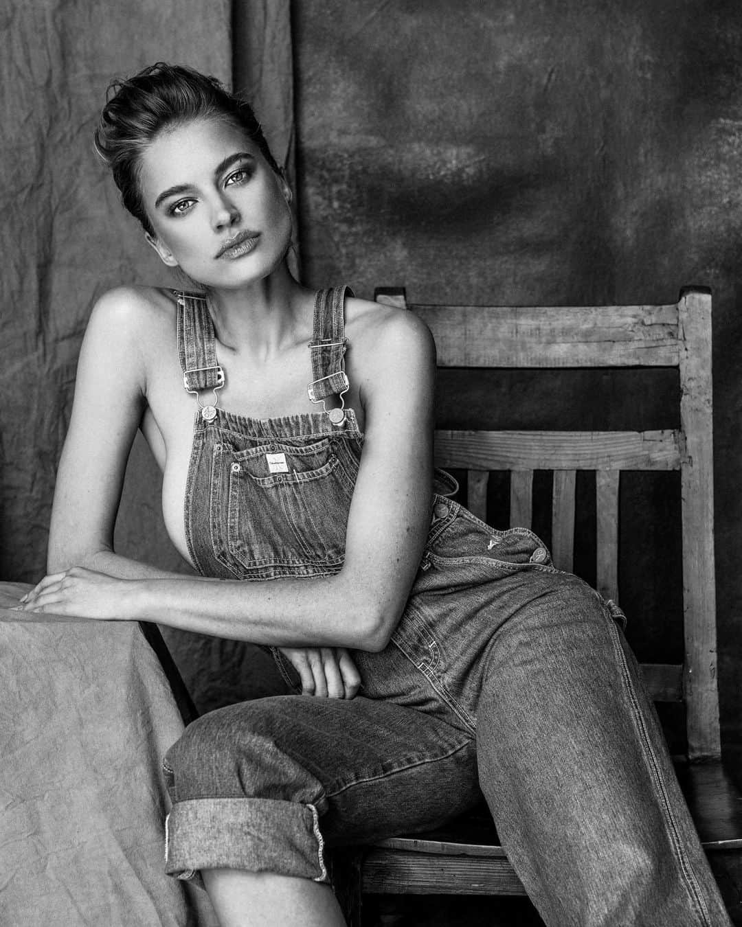 タニヤ・ミティアッシーナのインスタグラム：「🌚not often I have black and white on here, but these I had to share🌝 by @markimage I was supposed to be ‘boyish’, somehow more💁🏼‍♀️than ever 👸🏼」