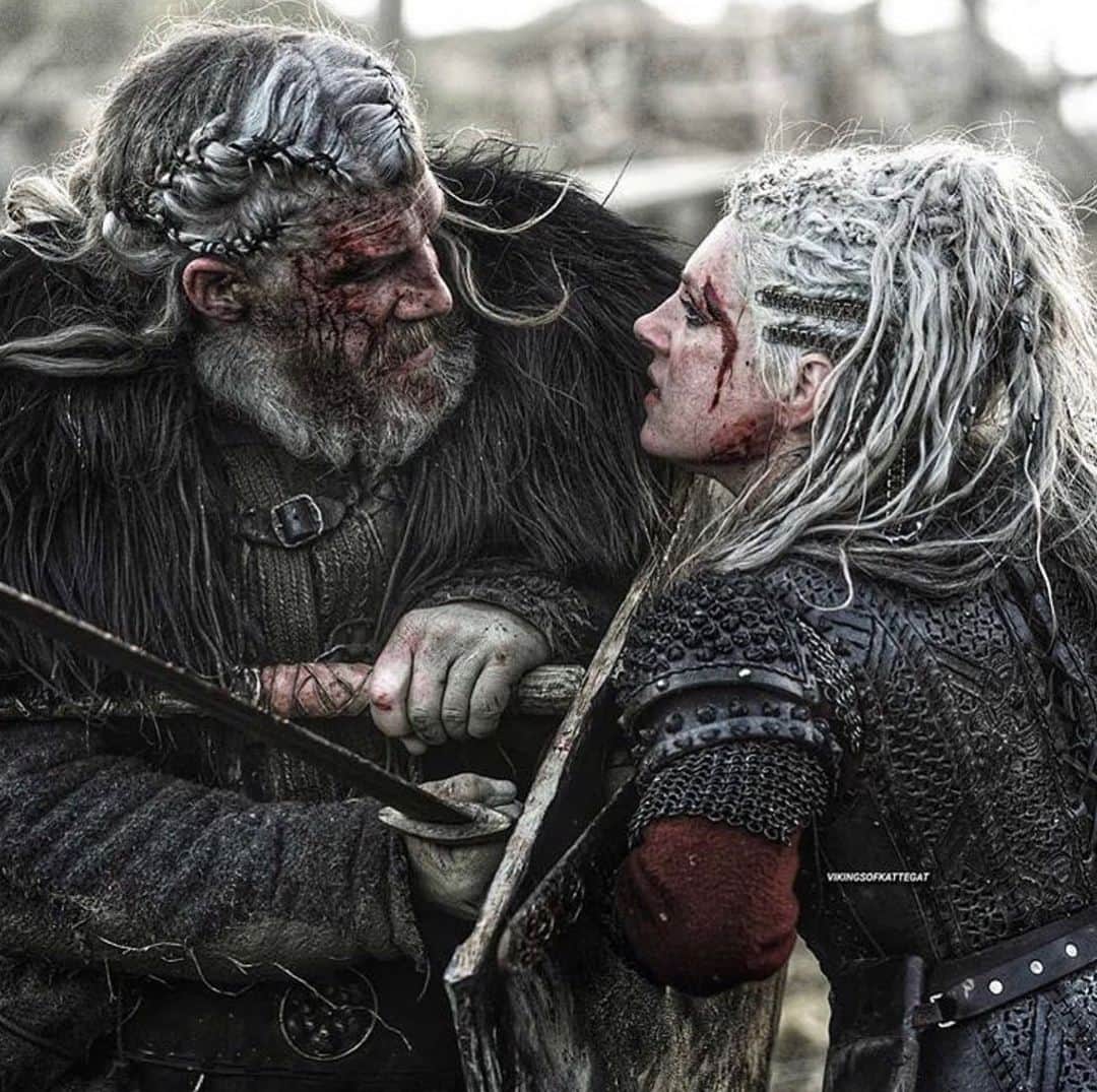キャサリン・ウィニックのインスタグラム：「Tonight. Who will win this battle? ⚔️ #Vikings」