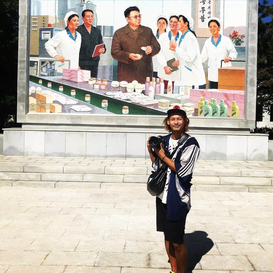 のインスタグラム：「なんとなく #正月 ぽい北朝鮮🇰🇵 #金正日 の写真の前で✍️ #北朝鮮 #dprk  #カメラマン #photographer #cameraman #写真家 #旅 #旅人 #northkorea #korea #朝鮮 #trip #triper」