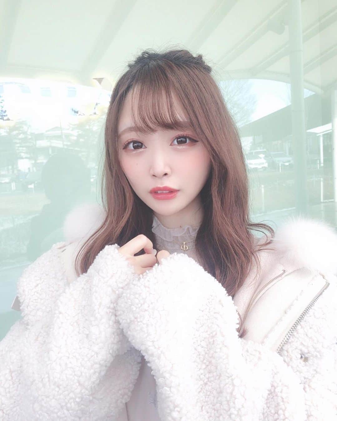 のインスタグラム：「・ 真っ白さん〜🤍 ・ ・ 軽井沢、寒すぎてアウター2個重ね( ˊ• ·̭ •̥ )笑  中のワンピースも可愛いすぎなの〜  #ootd #fashion #white #travel #旅行 #プチ #軽井沢 #キャバクラ こうみえて #キャバ嬢」