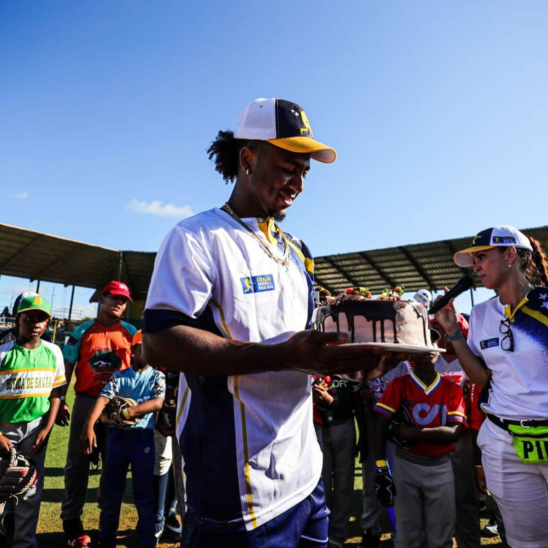 アトランタ・ブレーブスさんのインスタグラム写真 - (アトランタ・ブレーブスInstagram)「@ozzie spent his birthday yesterday with Curaçao youth baseball players. ❤️」1月9日 3時36分 - braves