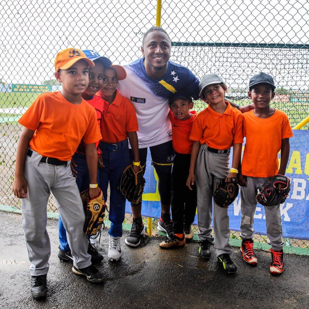 アトランタ・ブレーブスさんのインスタグラム写真 - (アトランタ・ブレーブスInstagram)「@ozzie spent his birthday yesterday with Curaçao youth baseball players. ❤️」1月9日 3時36分 - braves