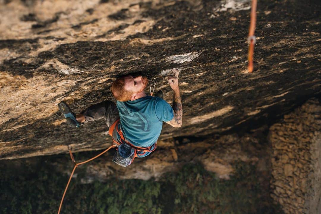 ガブリエル・モローニのインスタグラム：「Catalunya, especially Siurana and Margalef, have always been my “winter holidays” choice for more than a decade... During the first five or so years, I repeated a good number of hard routes till 9a but never really tried anything at my limit. I remember staring at Demencia Senil from below countless times knowing it might suit my style but something stopped me from trying it until December 2014... That day, I wouldn’t have ever thought I had just started such a biblical process with a lot of trips, amazing days but also some shitty ones, trashed skin, blood and countless meters of tape... But at the end it was all worth it and I have never stopped believing!... DEMENCIA SENIL 9A+ ✅ 📸: @marcozanone  #e9team #petzlteam #scarpaspa #frictionlabs @e9clothing_official @petzl_official @scarpaspa @frictionlabs @urbanwallmilano」
