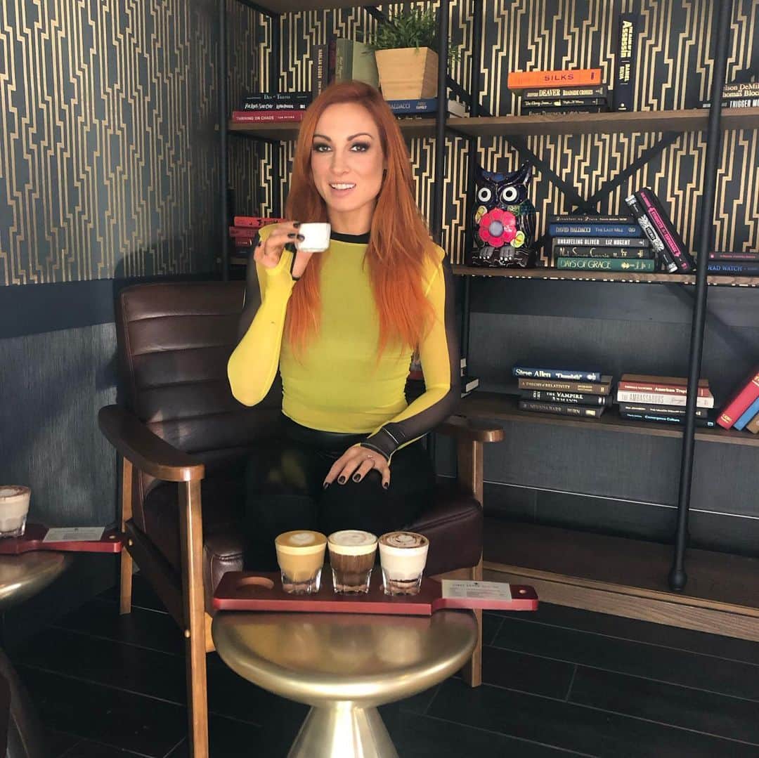 レベッカ・ノックスのインスタグラム：「At #ces2020 in Vegas today talking about how deadly I am. Always have to stop at my favorite coffee shop, @badowlcoffee . Yes I am a gryffindor.」