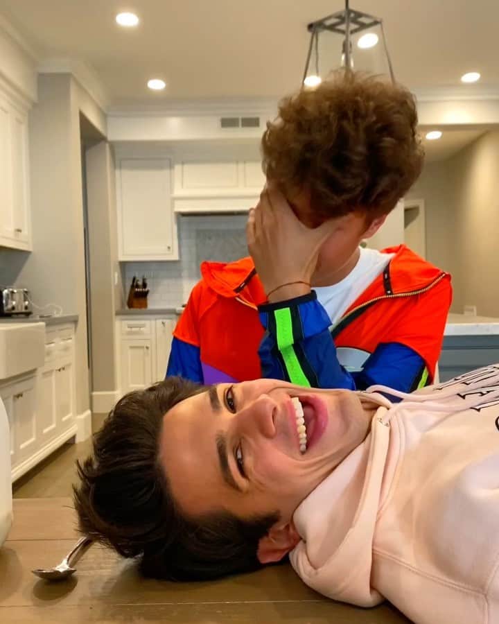 Brent Riveraのインスタグラム：「When there’s no bowls for cereal..😳😂 @eljuanpazurita」