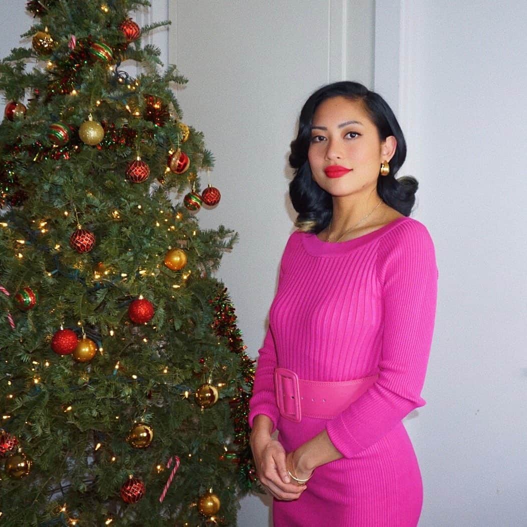 エイミー・ファムのインスタグラム：「last holiday post i promise i just love xmas so much lol. and i found these old photos that my dad took of my mom. so @rudyrudyrudyrockineverywhere helped me recreate them 🥰❤️」