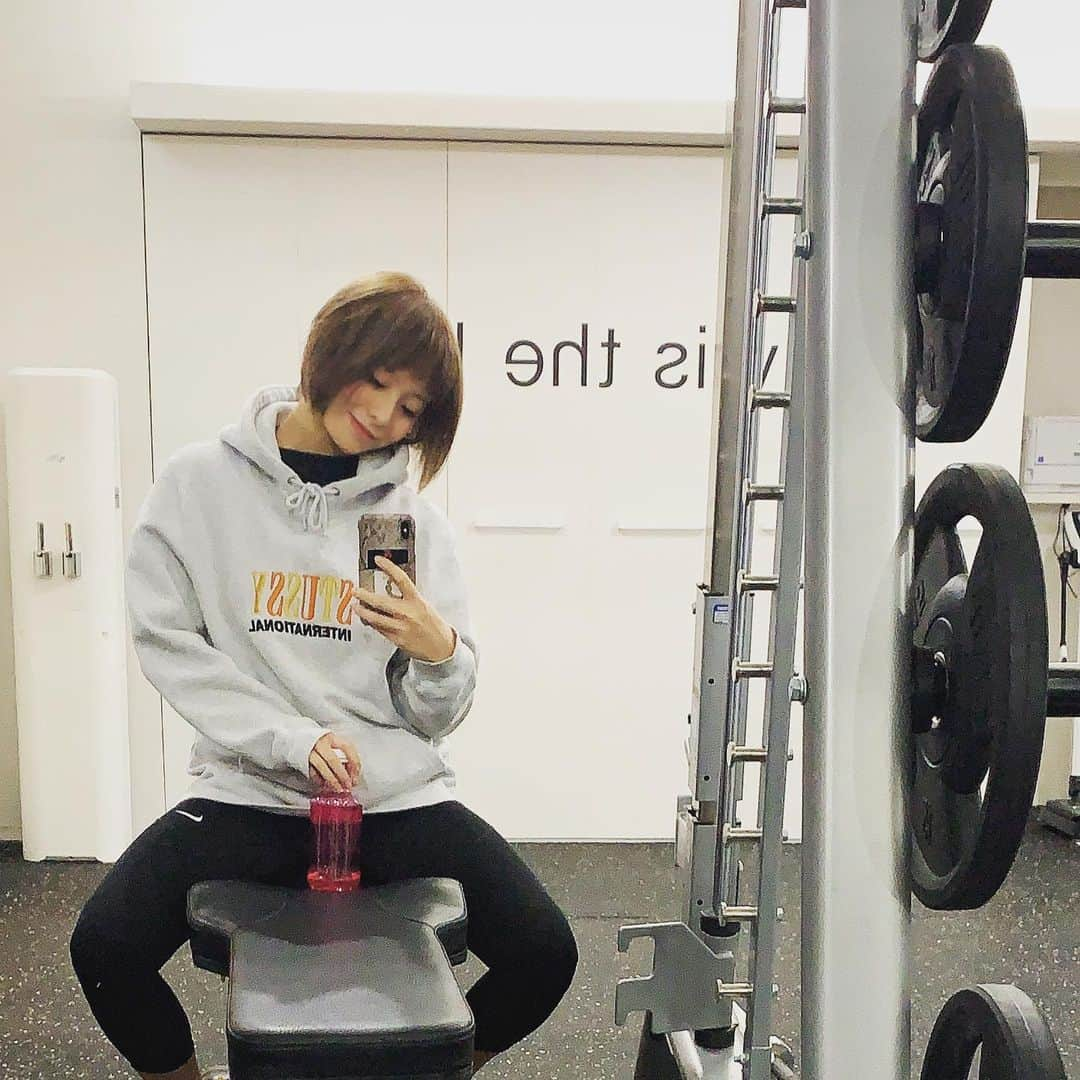 ハピネス笑舞のインスタグラム：「体の裏面全部筋肉痛です。笑 しんだ。笑笑 gymってたのしいなぁー🐷✊🏻 北海道#キャバ嬢#長谷川笑舞#バルセロナ#桃李#おっぱい#巨乳#カジュアル#仲良し#ジム#札幌#劇団桃李#happiness#ダイエット#ベストボディジャパン #bbj日本大会#筋肉#筋トレ女子#バースデー#イベント」