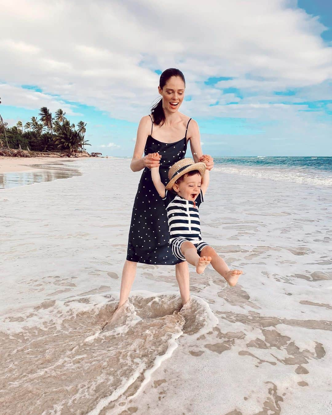 ココ・ロシャさんのインスタグラム写真 - (ココ・ロシャInstagram)「This little man in adorable 1920s bathing suit attire is so looooooving the beach right now. @iverconran」1月9日 4時52分 - cocorocha