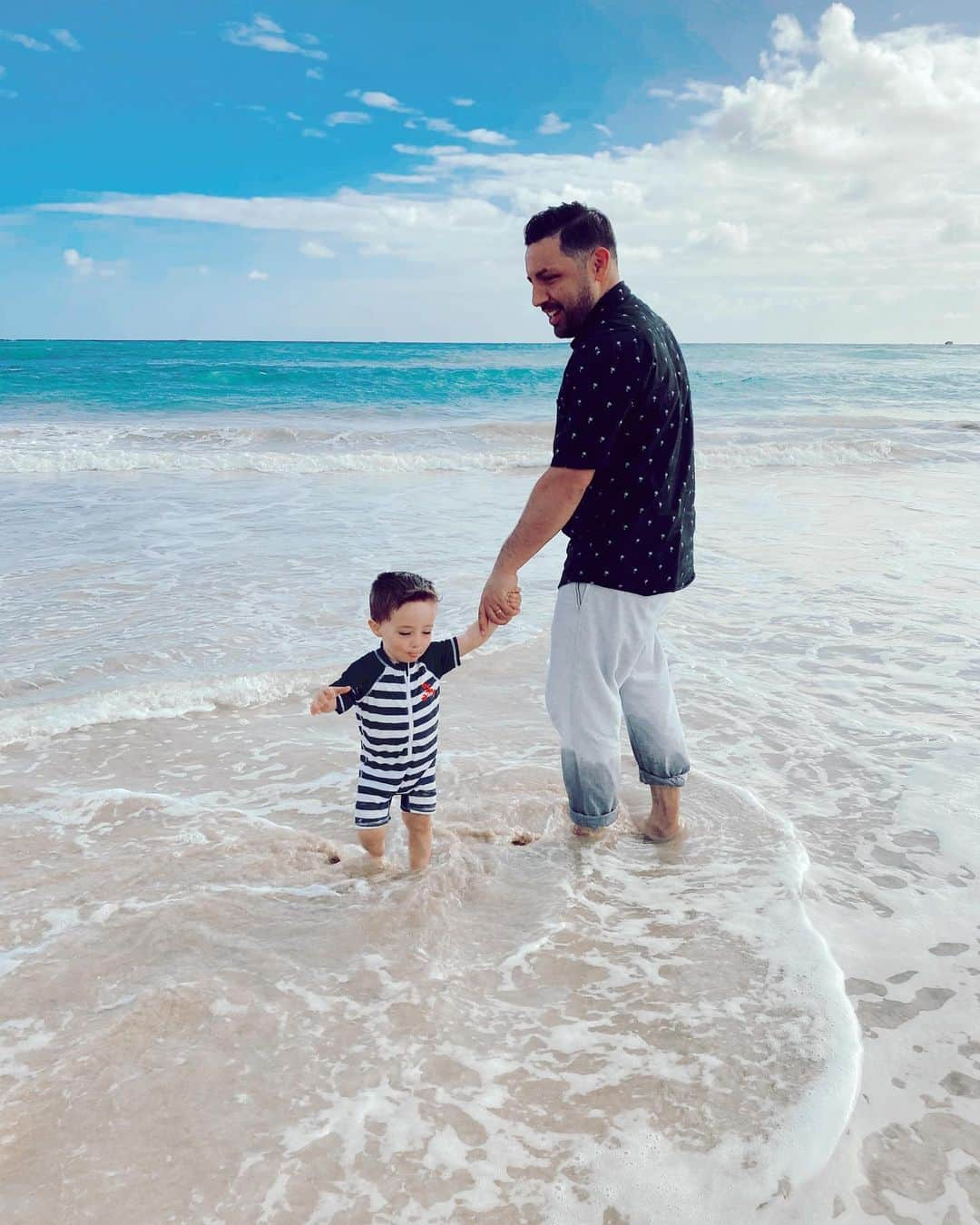 ココ・ロシャさんのインスタグラム写真 - (ココ・ロシャInstagram)「This little man in adorable 1920s bathing suit attire is so looooooving the beach right now. @iverconran」1月9日 4時52分 - cocorocha