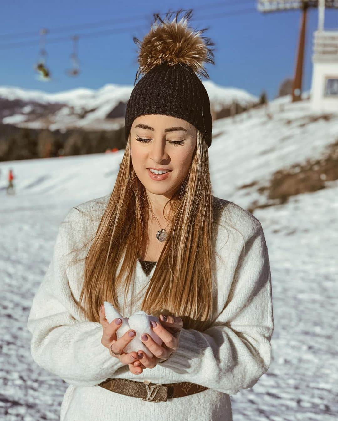 カルロッタ・フェリートさんのインスタグラム写真 - (カルロッタ・フェリートInstagram)「habemus foto sulla neve con annessa unica attività praticata in montagna; congelarsi le mani ❄️」1月9日 4時53分 - carlyferly