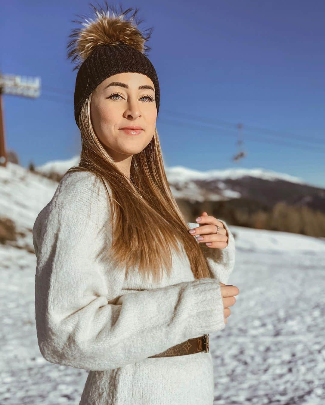 カルロッタ・フェリートさんのインスタグラム写真 - (カルロッタ・フェリートInstagram)「habemus foto sulla neve con annessa unica attività praticata in montagna; congelarsi le mani ❄️」1月9日 4時53分 - carlyferly