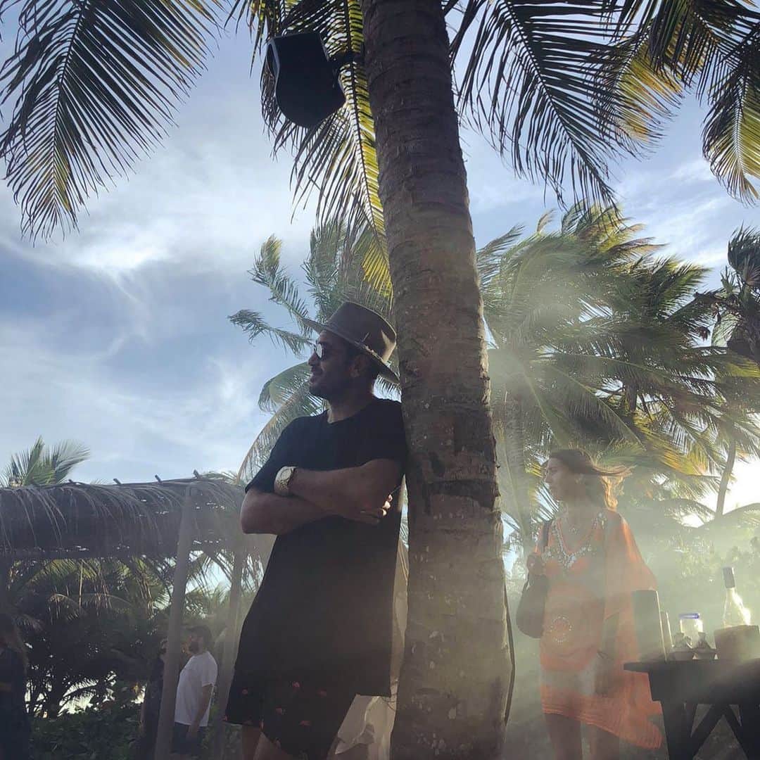 エリヤス・エンバレクのインスタグラム：「Hanging in #tulum 🇲🇽」