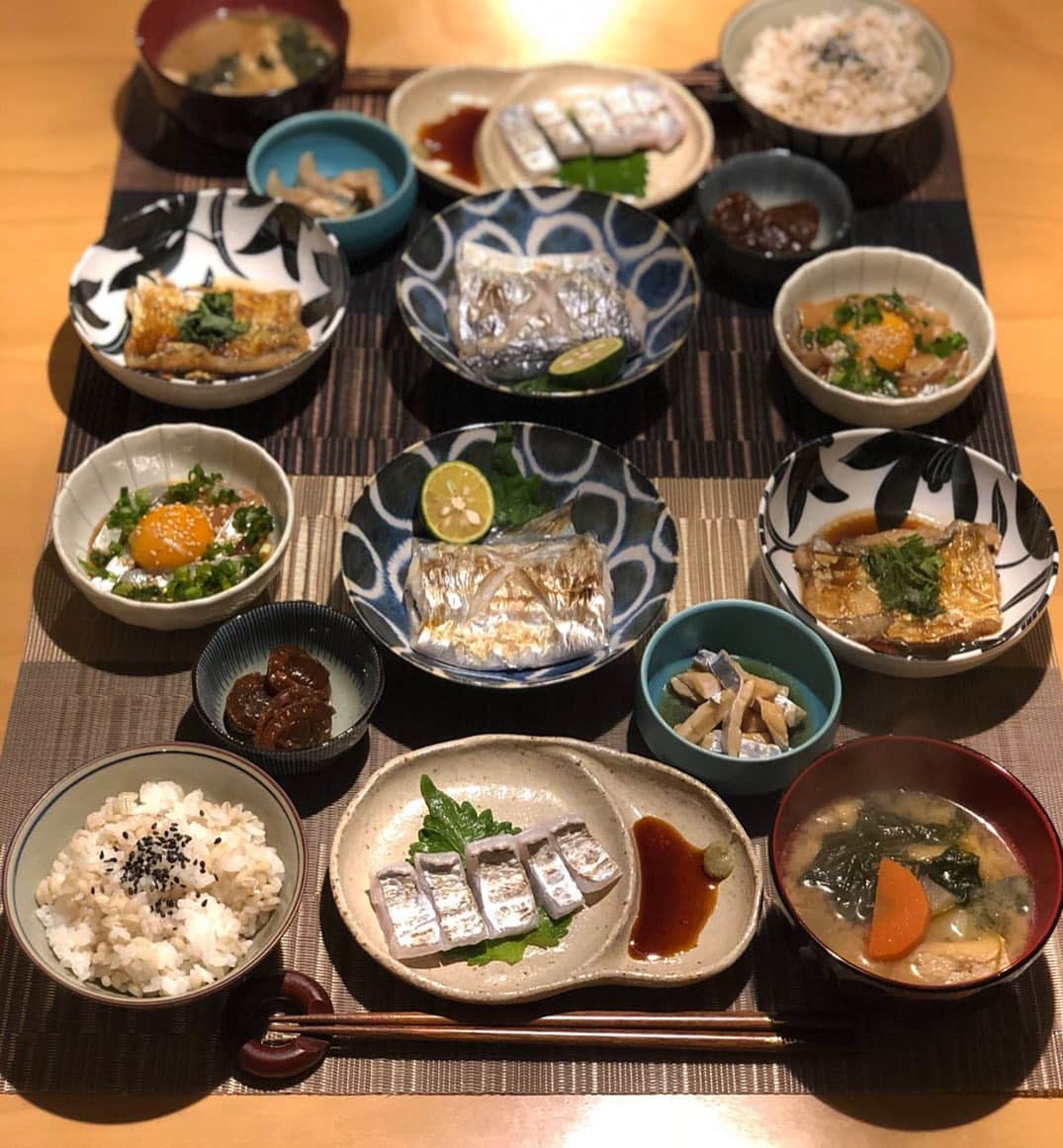 のインスタグラム：「🍳♡ 今年初の魚料理( ᐛ )و #おうちごはん #タチウオ定食 🐟お品書き🐟 ★刺身の炙り ★せごし ★ユッケ ★塩焼き ★蒲焼き ★ホタテしぐれ煮 ★ごま塩ご飯 ★野菜とお揚げさんの味噌汁 ・ #タチウオ 安定の美味しさ😂💕︎ ＊ #fish #hairtailfish #fishing #fishinggirl #cooking #homedinner #japanesefood #washoku  #魚  #釣り #料理 #手料理 #晩御飯 #魚料理 #阪本智子」