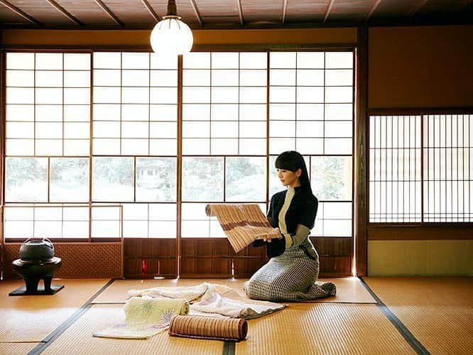 Perfumeさんのインスタグラム写真 - (PerfumeInstagram)「English version of Kokontozai: KASHIYUKA’s Shop of Japanese Arts and Crafts on @casabrutus is now up! In this issue she traveled to Arimatsu and encountered beautiful shibori fabric born of expert hands. Link in bio. #prfm」1月9日 5時39分 - prfm_official