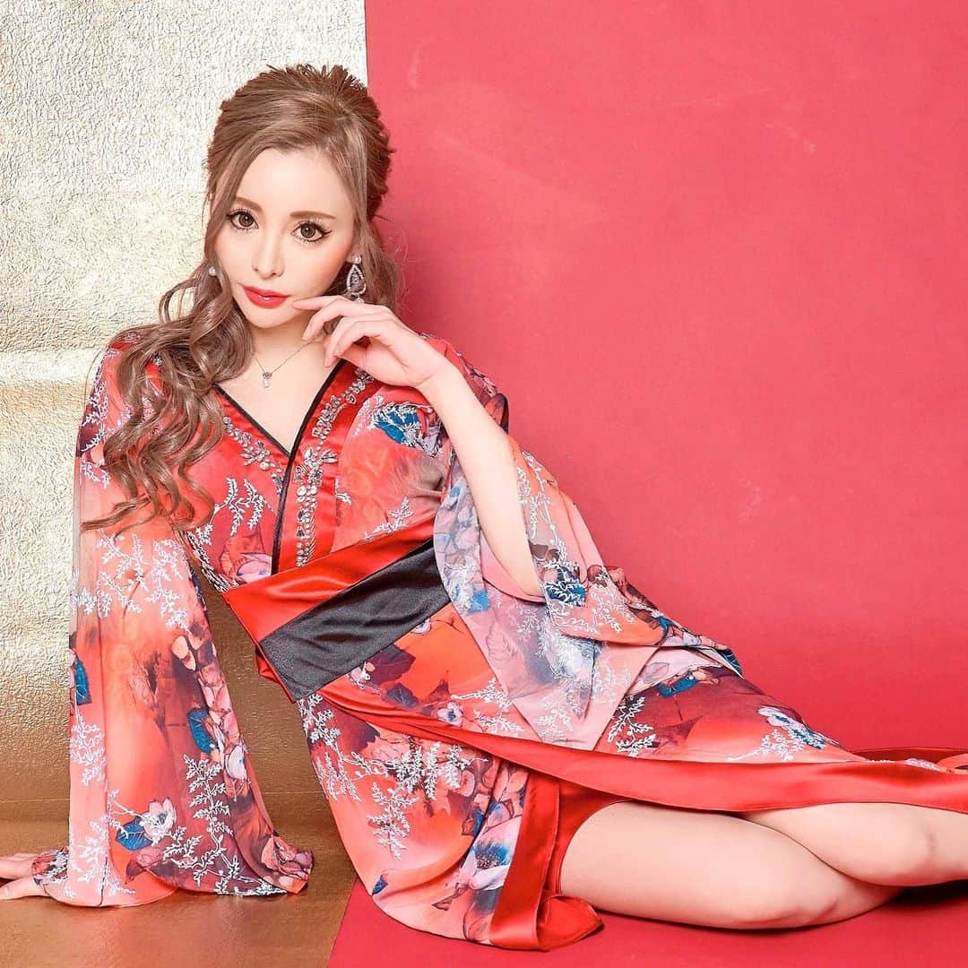 りんのインスタグラム：「新年🎍っぽい写真、撮影でしてた🥺🥺💖 . その前に　@venus_beauty_clinic の銀座院に初めて 行ってきたよ🌈🥰 . 前回やって、すごく効果があった肩ボトックスやってもらったよ🤩🎶 . 肩凝りなくなるし、ラインもキレイに 首も細く長く見えるから、 . 小顔にも見えちゃう😹😹 . 悩んでる人にとってもオススメ🤢🤢💗💗 . 行くたびに、美白マシーンや、機械が増えてるからビックリする❣️😍✨✨ . ヒアルもとても良い🥰 院長先生や看護師さん、みんな優しくて親切で❤️😿 . とても安心するっ❣️🙈👏💯✨ . ありがとうございます💖💖🥺 . #venus_beauty_clinic  #美肌  #美白ケア  #美活 💅」