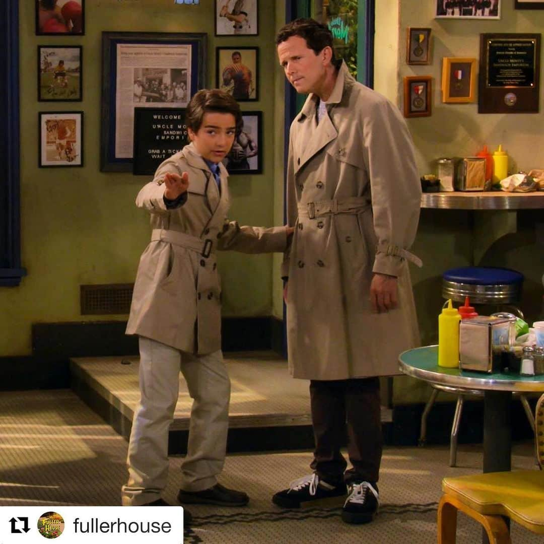 スコット・ウェインガーさんのインスタグラム写真 - (スコット・ウェインガーInstagram)「#Repost @fullerhouse @eliasharger ・・・ Just two trench coat twins. 🧥🧥」1月9日 5時53分 - scottweinger