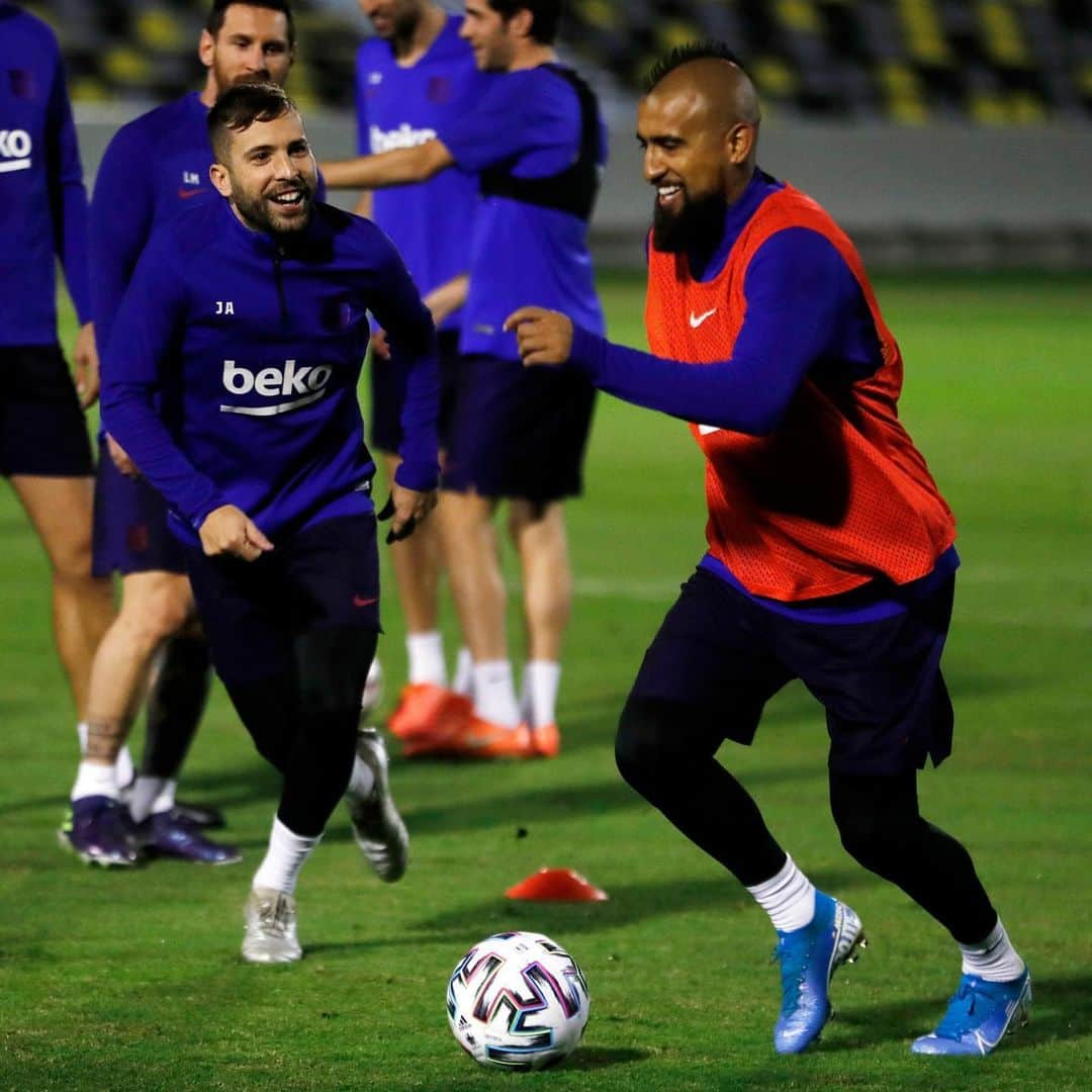 アルトゥーロ・ビダルさんのインスタグラム写真 - (アルトゥーロ・ビダルInstagram)「Ready for tomorrow!!!💙❤️💪🏽💪🏽 listos para mañana!!!💙❤️💪🏽💪🏽🔥🔥🔥 ⚽️⚽️ 👑👑」1月9日 5時58分 - kingarturo23oficial