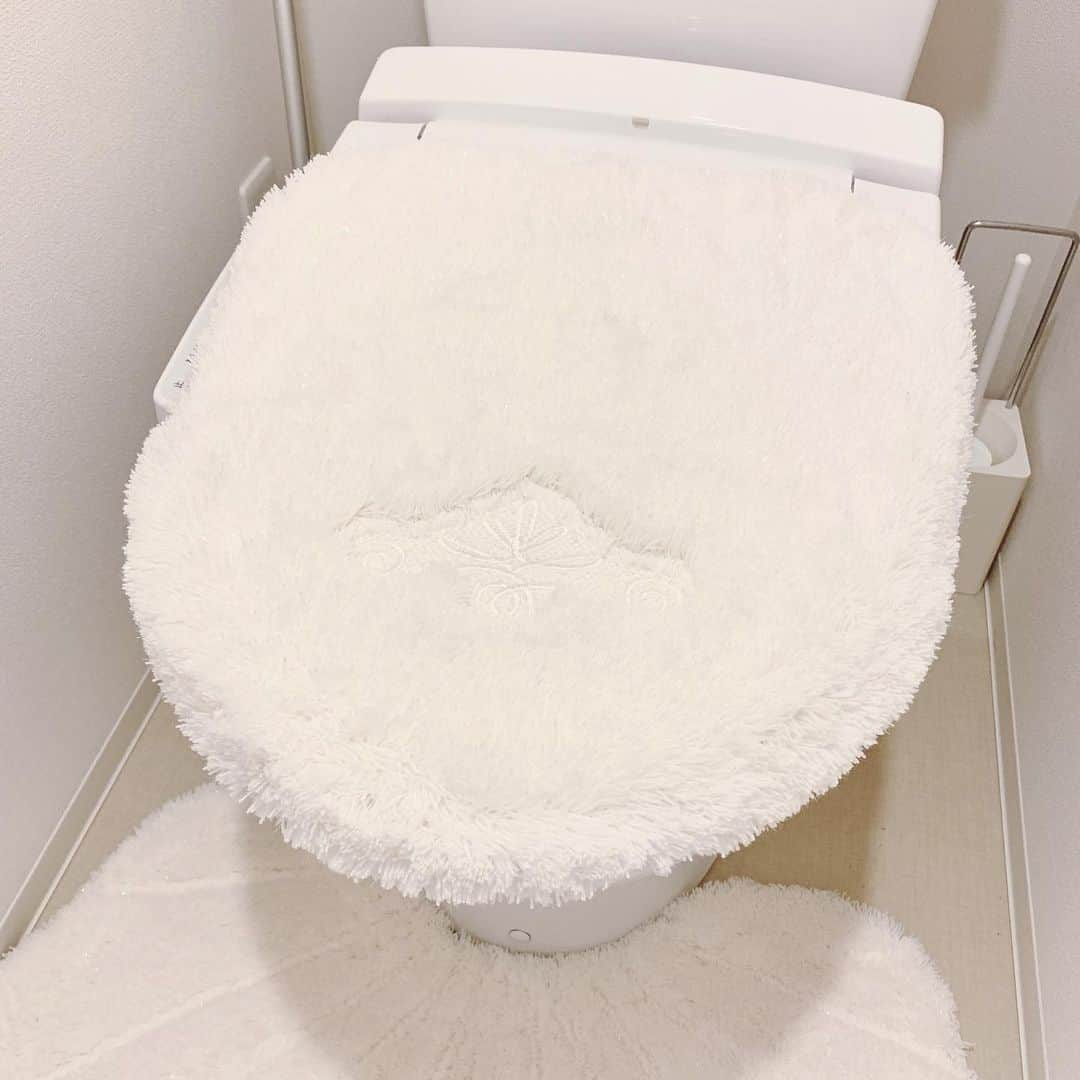 吉川ちかさんのインスタグラム写真 - (吉川ちかInstagram)「新しいトイレマットが 届いたからアップ🥺💓 . 楽天市場のルーブルダール 貝がらの形のトイレマットとふたカバースリッパ3点セット . 価格6270円 . 3点セットだから高かったけど ふわっふわで素材が好き🤣💓 . 一気にトイレが可愛くなるし 明るくなるなら良かった🖐 めちゃくちゃお気に入り🙃💕 . #トイレインテリア #トイレマット#myroom#一人暮らし#一人暮らし部屋 #一人暮らし女子 #一人暮らしインテリア #マット#楽天市場」1月9日 6時08分 - yoshikawachika_1116